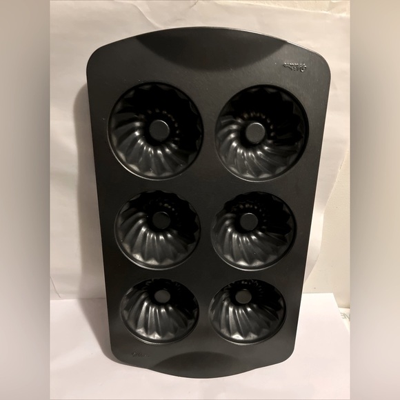 WILTON MINI BUNDT CAKE PAN MOLD 6 CAKES EUC - Picture 1 of 7